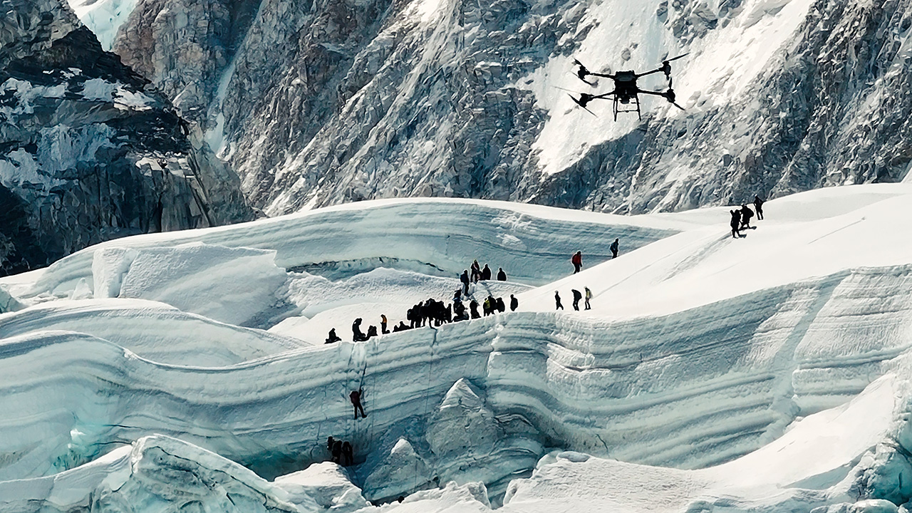 Consegne aeree sul tetto del mondo con DJI FlyCart30: il drone vola sull'Everest