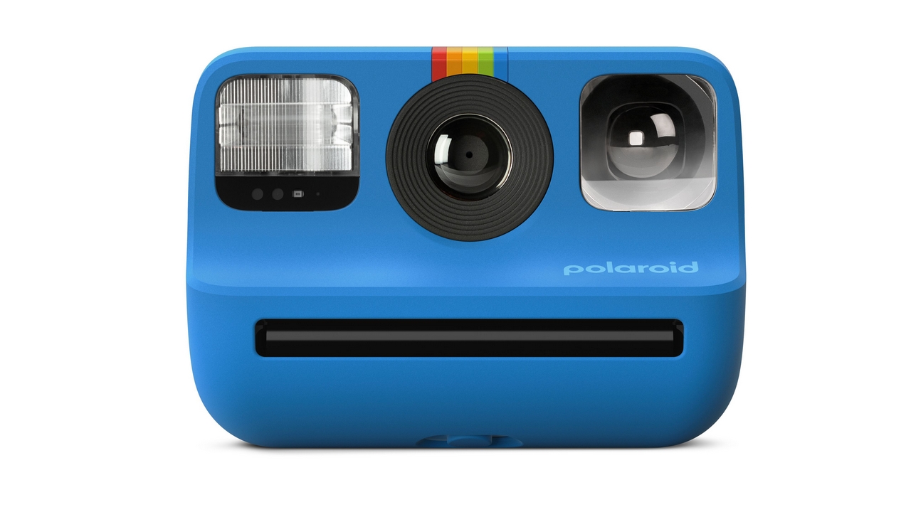 La fotocamera istantanea Polaroid Go Gen 2 porta alcune novità e la colorazione blu