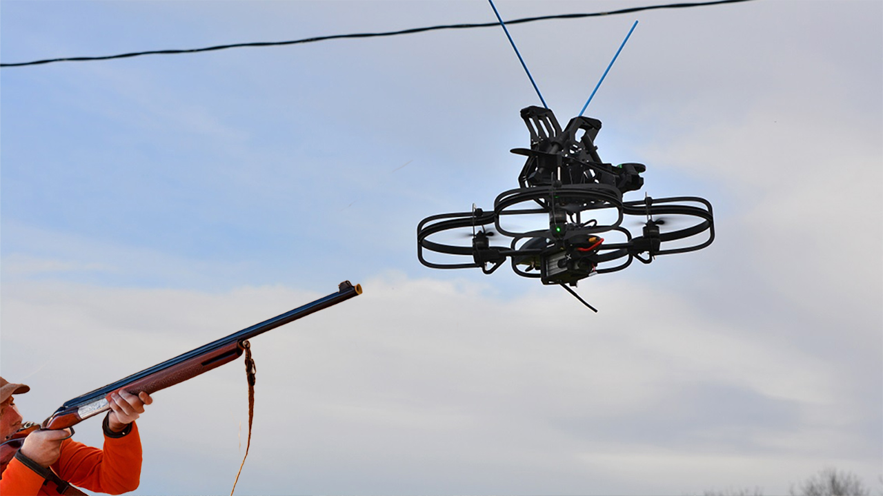 Pensa di essere spiato da un drone e lo abbatte col fucile, ma era quello per la manutenzione della rete elettrica