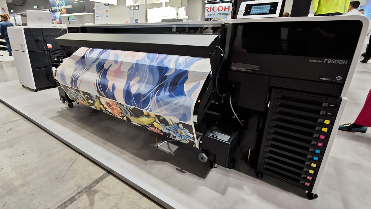 Quattro novità per la stampa di grande formato e su oggetti per Epson a Viscom 2024