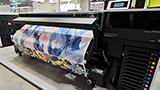 Quattro novità per la stampa di grande formato e su oggetti per Epson a Viscom 2024