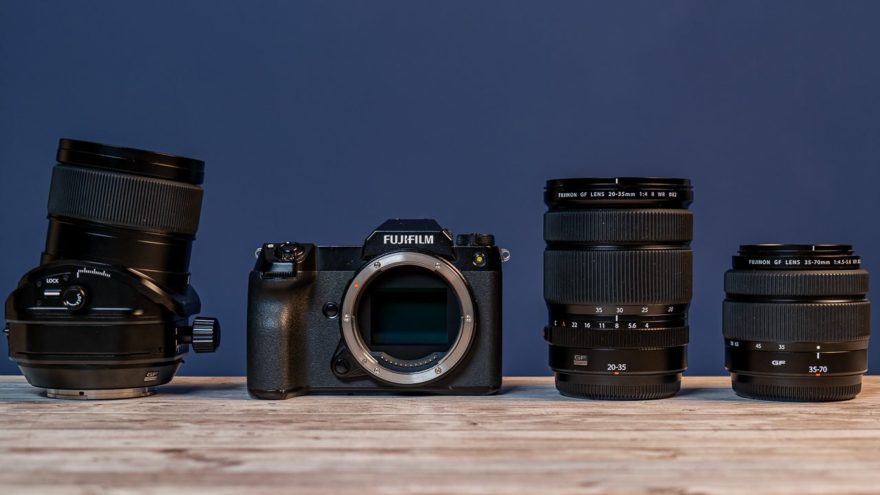 Una mirrorless medio formato al posto di una full frame? È possibile, grazie alle ottiche compatte Fujifilm