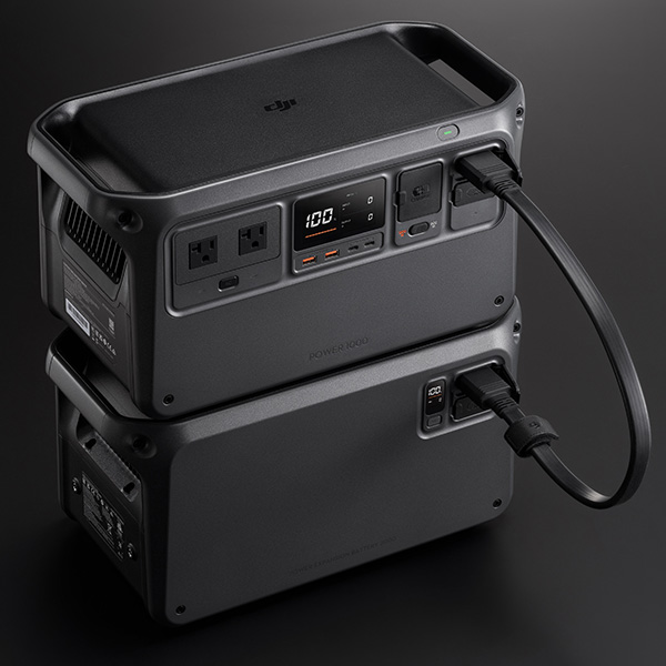 DJI Power Expansion Battery 2000.  possibile collegare fino a cinque unit DJI Power Expansion Battery 2000 a DJI Power 1000 tramite i cavi dedicati