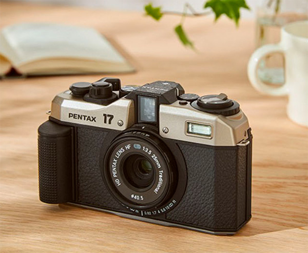 Pentax 17 fotocamera a pellicola mezzo formato 2024